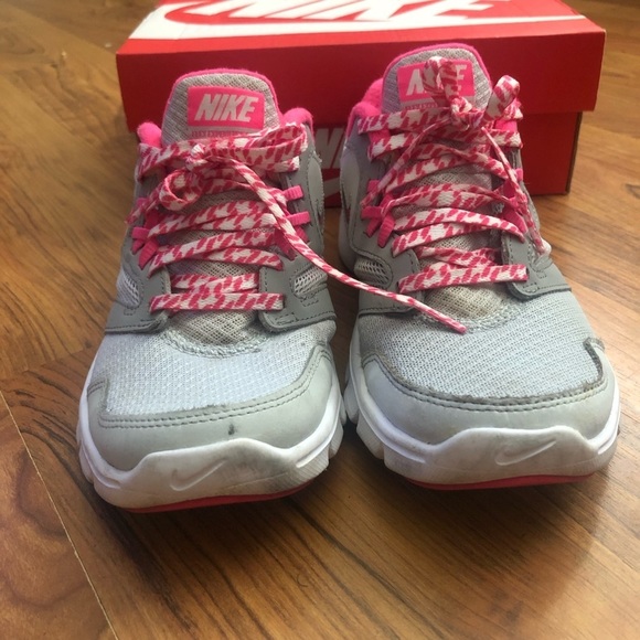 Girls Nike sneakers​ - Picture 3 of 10